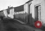 Standbild Bombardierung des Dorfes während des Spanischen Bürgerkriegs Spanien, 1937, aus Sekunde 4 historischem Filmmaterial Videoclip 65675062087
