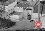 Standbild Bombardierung des Dorfes während des Spanischen Bürgerkriegs Spanien, 1937, aus Sekunde 14 historischem Filmmaterial Videoclip 65675062087