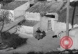 Standbild Bombardierung des Dorfes während des Spanischen Bürgerkriegs Spanien, 1937, aus Sekunde 16 historischem Filmmaterial Videoclip 65675062087