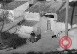 Standbild Bombardierung des Dorfes während des Spanischen Bürgerkriegs Spanien, 1937, aus Sekunde 17 historischem Filmmaterial Videoclip 65675062087