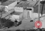 Standbild Bombardierung des Dorfes während des Spanischen Bürgerkriegs Spanien, 1937, aus Sekunde 18 historischem Filmmaterial Videoclip 65675062087