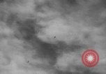 Standbild Bombardierung des Dorfes während des Spanischen Bürgerkriegs Spanien, 1937, aus Sekunde 19 historischem Filmmaterial Videoclip 65675062087