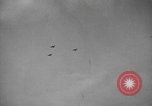 Standbild Bombardierung des Dorfes während des Spanischen Bürgerkriegs Spanien, 1937, aus Sekunde 25 historischem Filmmaterial Videoclip 65675062087