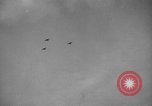 Standbild Bombardierung des Dorfes während des Spanischen Bürgerkriegs Spanien, 1937, aus Sekunde 26 historischem Filmmaterial Videoclip 65675062087