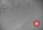 Standbild Bombardierung des Dorfes während des Spanischen Bürgerkriegs Spanien, 1937, aus Sekunde 28 historischem Filmmaterial Videoclip 65675062087