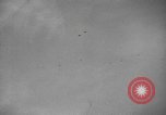 Standbild Bombardierung des Dorfes während des Spanischen Bürgerkriegs Spanien, 1937, aus Sekunde 30 historischem Filmmaterial Videoclip 65675062087