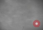 Standbild Bombardierung des Dorfes während des Spanischen Bürgerkriegs Spanien, 1937, aus Sekunde 33 historischem Filmmaterial Videoclip 65675062087