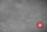 Standbild Bombardierung des Dorfes während des Spanischen Bürgerkriegs Spanien, 1937, aus Sekunde 34 historischem Filmmaterial Videoclip 65675062087