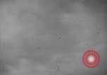 Standbild Bombardierung des Dorfes während des Spanischen Bürgerkriegs Spanien, 1937, aus Sekunde 35 historischem Filmmaterial Videoclip 65675062087
