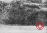 Standbild Bombardierung des Dorfes während des Spanischen Bürgerkriegs Spanien, 1937, aus Sekunde 43 historischem Filmmaterial Videoclip 65675062087