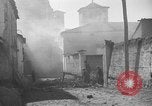 Standbild Bombardierung des Dorfes während des Spanischen Bürgerkriegs Spanien, 1937, aus Sekunde 48 historischem Filmmaterial Videoclip 65675062087