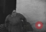 Standbild Bombardierung des Dorfes während des Spanischen Bürgerkriegs Spanien, 1937, aus Sekunde 50 historischem Filmmaterial Videoclip 65675062087