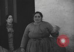 Standbild Bombardierung des Dorfes während des Spanischen Bürgerkriegs Spanien, 1937, aus Sekunde 52 historischem Filmmaterial Videoclip 65675062087