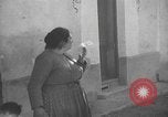 Standbild Bombardierung des Dorfes während des Spanischen Bürgerkriegs Spanien, 1937, aus Sekunde 58 historischem Filmmaterial Videoclip 65675062087