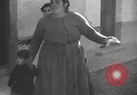 Standbild Bombardierung des Dorfes während des Spanischen Bürgerkriegs Spanien, 1937, aus Sekunde 60 historischem Filmmaterial Videoclip 65675062087