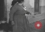 Standbild Bombardierung des Dorfes während des Spanischen Bürgerkriegs Spanien, 1937, aus Sekunde 61 historischem Filmmaterial Videoclip 65675062087