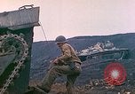 Immagine di L'eliminazione della bomba Iwo Jima, 1945, secondo 24 filmato di repertorio 65675062140