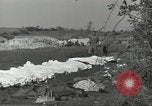 Immagine di La sepoltura dei cadaveri Nettuno Italia, 1944, secondo 3 filmato di repertorio 65675062183