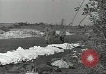 Immagine di La sepoltura dei cadaveri Nettuno Italia, 1944, secondo 6 filmato di repertorio 65675062183