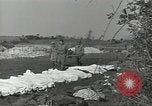 Immagine di La sepoltura dei cadaveri Nettuno Italia, 1944, secondo 7 filmato di repertorio 65675062183