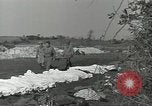Immagine di La sepoltura dei cadaveri Nettuno Italia, 1944, secondo 8 filmato di repertorio 65675062183