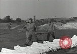 Immagine di La sepoltura dei cadaveri Nettuno Italia, 1944, secondo 13 filmato di repertorio 65675062183