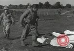 Immagine di La sepoltura dei cadaveri Nettuno Italia, 1944, secondo 17 filmato di repertorio 65675062183