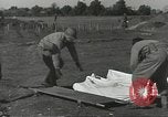 Immagine di La sepoltura dei cadaveri Nettuno Italia, 1944, secondo 20 filmato di repertorio 65675062183