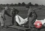 Immagine di La sepoltura dei cadaveri Nettuno Italia, 1944, secondo 22 filmato di repertorio 65675062183