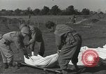 Immagine di La sepoltura dei cadaveri Nettuno Italia, 1944, secondo 23 filmato di repertorio 65675062183