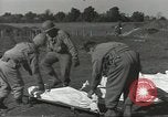Immagine di La sepoltura dei cadaveri Nettuno Italia, 1944, secondo 24 filmato di repertorio 65675062183