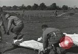 Immagine di La sepoltura dei cadaveri Nettuno Italia, 1944, secondo 25 filmato di repertorio 65675062183