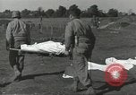Immagine di La sepoltura dei cadaveri Nettuno Italia, 1944, secondo 27 filmato di repertorio 65675062183