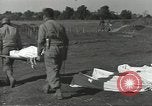 Immagine di La sepoltura dei cadaveri Nettuno Italia, 1944, secondo 28 filmato di repertorio 65675062183