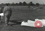 Immagine di La sepoltura dei cadaveri Nettuno Italia, 1944, secondo 29 filmato di repertorio 65675062183
