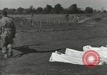 Immagine di La sepoltura dei cadaveri Nettuno Italia, 1944, secondo 30 filmato di repertorio 65675062183