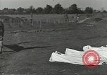 Immagine di La sepoltura dei cadaveri Nettuno Italia, 1944, secondo 31 filmato di repertorio 65675062183