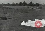Immagine di La sepoltura dei cadaveri Nettuno Italia, 1944, secondo 32 filmato di repertorio 65675062183