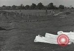 Immagine di La sepoltura dei cadaveri Nettuno Italia, 1944, secondo 33 filmato di repertorio 65675062183