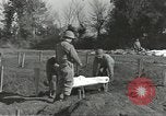 Immagine di La sepoltura dei cadaveri Nettuno Italia, 1944, secondo 52 filmato di repertorio 65675062183