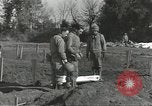 Immagine di La sepoltura dei cadaveri Nettuno Italia, 1944, secondo 56 filmato di repertorio 65675062183