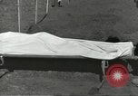 Immagine di La sepoltura dei cadaveri Nettuno Italia, 1944, secondo 59 filmato di repertorio 65675062183