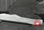 Immagine di La sepoltura dei cadaveri Nettuno Italia, 1944, secondo 60 filmato di repertorio 65675062183