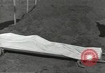 Immagine di La sepoltura dei cadaveri Nettuno Italia, 1944, secondo 61 filmato di repertorio 65675062183