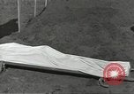 Immagine di La sepoltura dei cadaveri Nettuno Italia, 1944, secondo 62 filmato di repertorio 65675062183