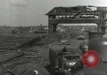 Image bombe d'un rail endommagé road station Hamm Allemagne, 1945, de la seconde 9 séquences d'archives historiques vidéo 65675062219