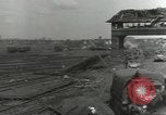 Image bombe d'un rail endommagé road station Hamm Allemagne, 1945, de la seconde 11 séquences d'archives historiques vidéo 65675062219