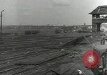 Image bombe d'un rail endommagé road station Hamm Allemagne, 1945, de la seconde 13 séquences d'archives historiques vidéo 65675062219