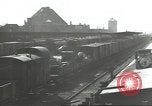 Image bombe d'un rail endommagé road station Hamm Allemagne, 1945, de la seconde 57 séquences d'archives historiques vidéo 65675062219