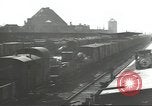 Image bombe d'un rail endommagé road station Hamm Allemagne, 1945, de la seconde 58 séquences d'archives historiques vidéo 65675062219